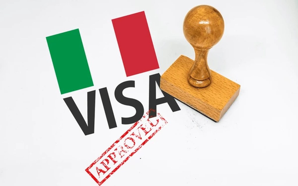 العلم الإيطالي مع وثيقة تأشيرة وطابع موافقة
